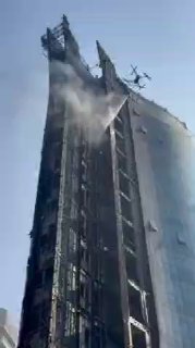 🇦🇪 שחקים בדובאי נשרף באש אדירה - כמעט 4,000 איש פונו...