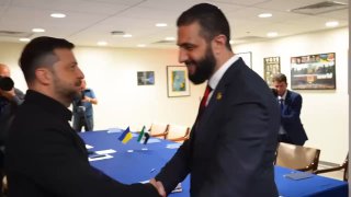 ניו יורק: אחמד א-שרע נשיא סוריה, מסמן V על כל התחנות, בשולי...