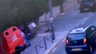 ⁨תיעוד: פעיל המחאה מצית את הפח באזור מעון רה״מ בתחילת החודש,...