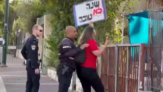 אישה עוכבה לאחר שהקריאה את שמות החטופים מול ביתו של גדעון סער,...