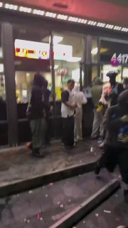 אין לכם מה לראות פה, במרכז לוס אנג'לס. החבר'ה היו קצת רעבים.. מכל...