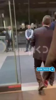 תיעוד: חתנו של טראמפ ג׳ארד קושנר והשליח המיוחד וויטקוף יוצאים...