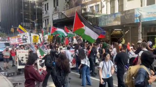 צעדת פרו-פלסטינית, אנטישמית בניו יורק לאחר נאומו של ראש...