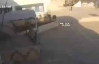 לוחם מסיר את דגל אש