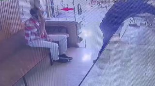 רגע ביצוע שוד מזוין בחנות למכירת זהב באזור باب אל-זאוויה...