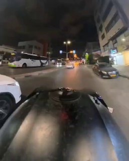 בני ברק: צעיר עם אופניים חשמליים עוקף אוטובוס שעצר במעבר חציה...