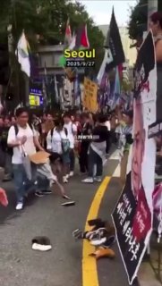 דרום קוריאה: ההמון משליכים נעליים על שלט של בנימין נתניהו...