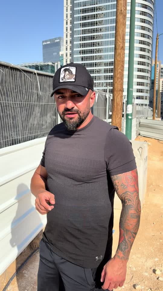 אלירן דהן מוריד שלטי שמאל והסתה
...