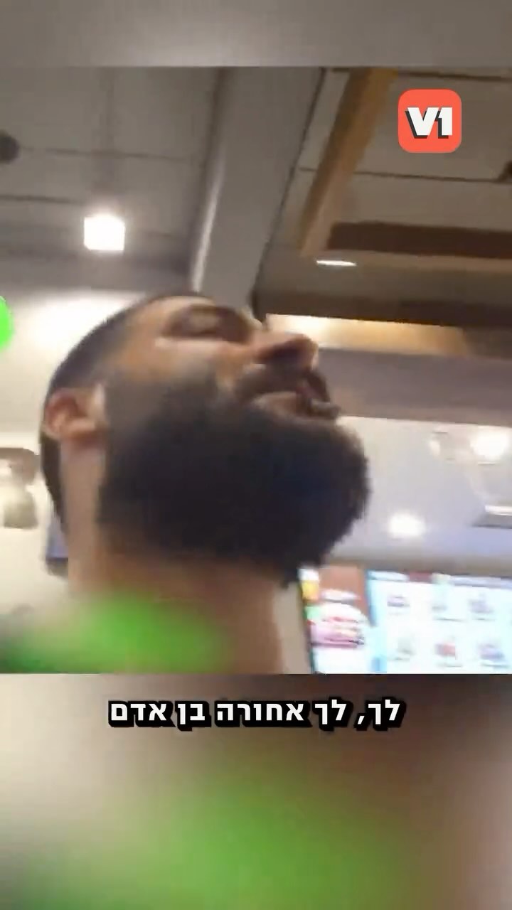 בלוגר פרו פלסטיני ניסה להתעמת עם קבוצת מטיילים ישראלים...