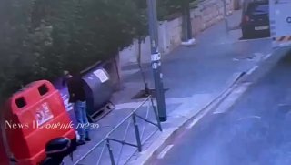 עמוס דורון מבצע את ההצתה ומסתלק...