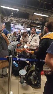 חסידי ברסלב שמחים הבוקר במעבר הגבול הבלתי נגמר...