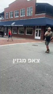 לפי התקשורת בישראל המפגינים תקפו את התוקף ולכן הוא שפך עליהם...