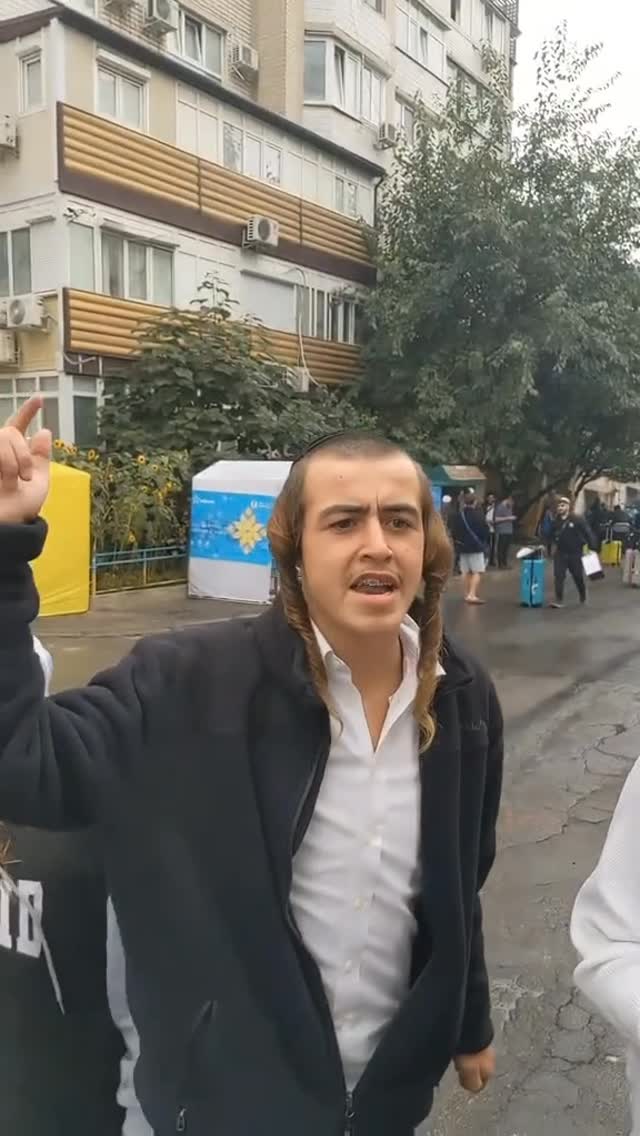 חסידים מכל רחבי העולם המגיעים לאומן שולחים את ברכותיהם...