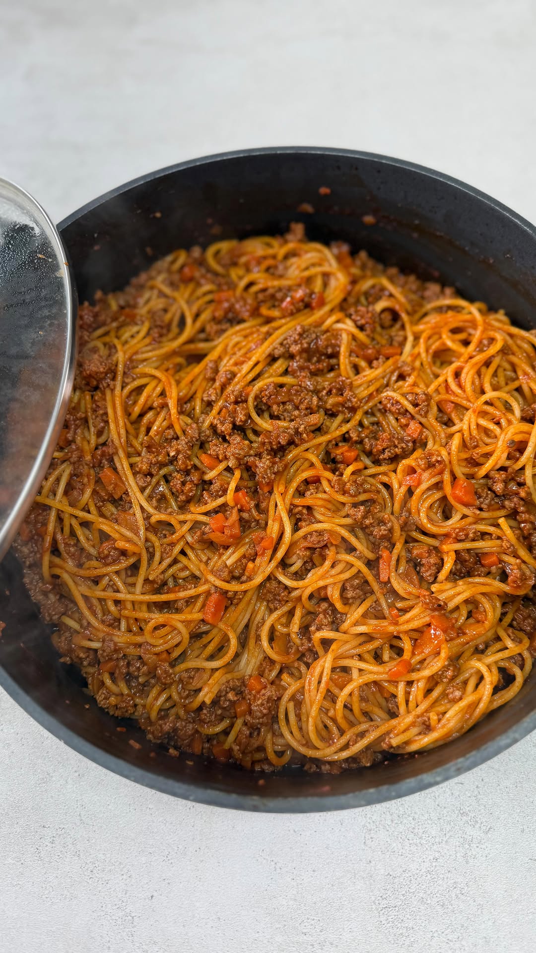 ספגטי בולונז שכל אחד היה שמח לקבל בסיר ענקי!...