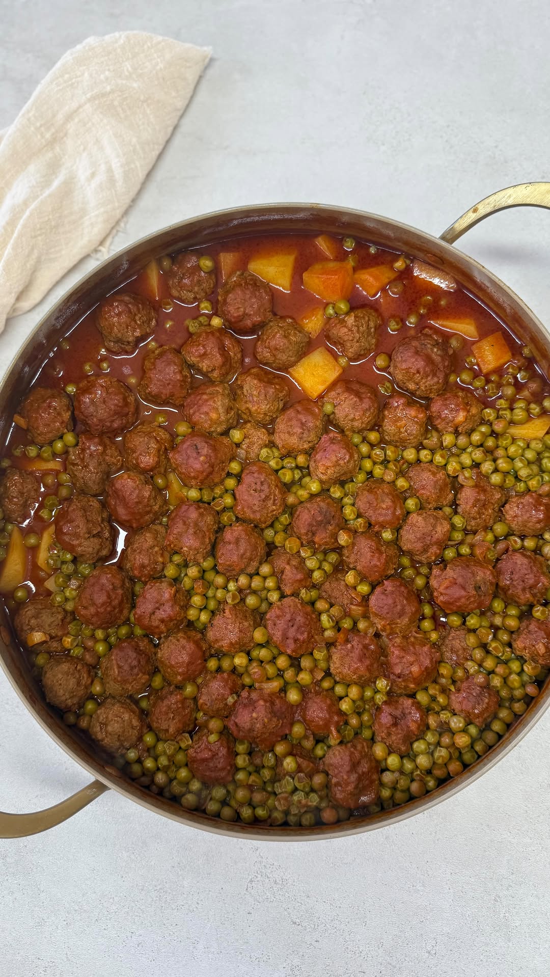 סיר קציצות קטנטנות תפוחי אדמה ואפונה ברוטב חלום!...