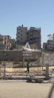 תקיפת בנייני מגורים לפני זמן קצר ברחוב אבו חצירה במערב העיר...