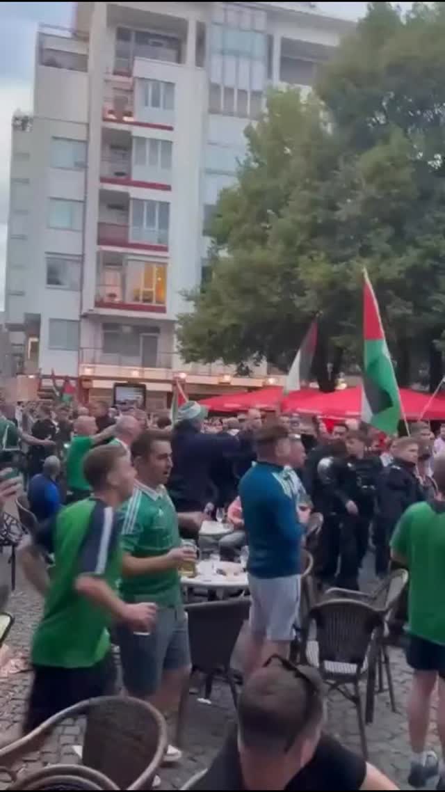 זה מה שקרה כשאוהדי נבחרת צפון אירלנד פגשו מפגינים פרו...