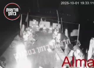 כוחות קומנדו של חיל הים עלו על ספינת אלמה, הספינה המובילה של...