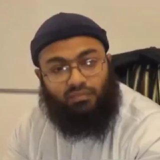 אימאם מוסלמי בבריטניה אומר שכל מי שאינו מוסלמי הוא פושע, ולכן...