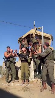 לוחמי צה''ל עם מצב רוח מרומם מקבלים את השבת ביום שישי בשירה...