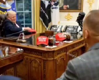 טראמפ מטריל את מתנגדיו עם סרטון חדש וכובע עם הכיתוב: 