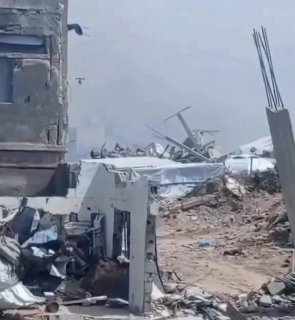 רחפן של צה''ל מטיל חומרי בעירה לעבר ”אוהלי העקורים” בעיר עזה,...