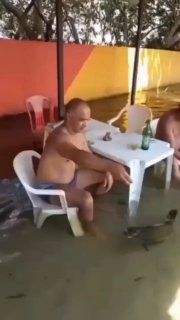 יושבים על בירה עם החברים מהנהר! 😅🤣...