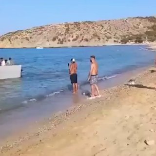 🇬🇷צפו: תיירים ביוון דוחפים סירת מהגרים שהגיעה לחוף בחזרה...