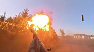 🇺🇦תיעוד: חייל אוקראיני בתנועה מצליח לפוצץ רחפן מתאבד...