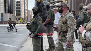 🇺🇸צפו: סוכני הגירה בשיקגו רודפים אחרי שליח שמצליח לחמוק מהם...