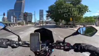 תיעוד שנקלט בעדשת המצלמה של רוכבת אופנוע בתל אביב 😳...