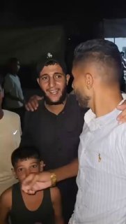 אזרחים עזתים חוגגים שנתיים לטבח 7 באוקטובר.
...