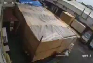 סוכה באומן קורסת מהגשמים והסערה...