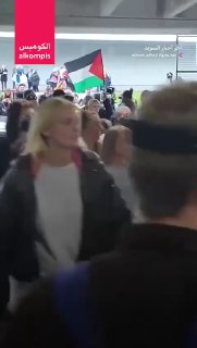 גרטה חוגגת וקופצת מאושר למשמע קריאות 