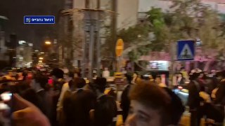 דניאל גרובייס: ההמונים בתהלוכת הכבוד רוקדים מול הרכב שמוביל...