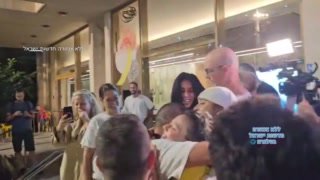 אמילי דמארי ועינב צנגאוקר חוגגות בכיכר החטופים ...