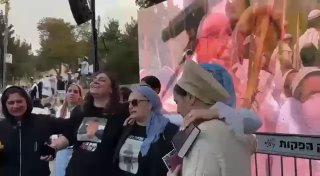 אמו של החטוף בר קופרשטיין שצפוי להשתחרר מתקבלת בריקודים...