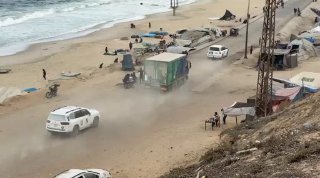 תיעוד מתוך עזה: תנועת רכבי הצלב האדום מדרום לעזה לצפון ברחוב...