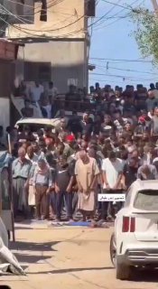 תפילות יום השישי כעת בעזה.
...