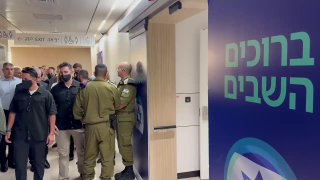 מתחם קליטת החטופים השבעם בבית החולים שיבא. נתניהו הגיע לראות...