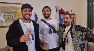 חוזרים הביתה: חבריו של אלקנה בוחבוט מחכים לשובו. צילום: מטה...