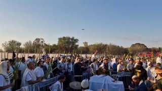 מסוק חיל האוויר שמוכן לקליטת החטופים עבר מעל אלפי המשתתפים...