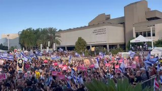 כיכר החטופים בעת ההכרזה על חבירת החטופים לכוחות צה״ל. ...