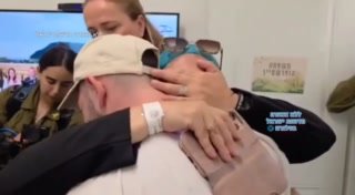 בר קופרשטיין נפגש עם אמא שלו ...