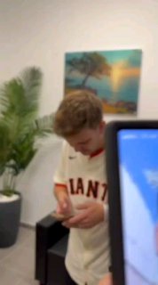 🔴 שימו לב לזה: מחבל חמאס מבקש מחטוף לעשות סרטון 