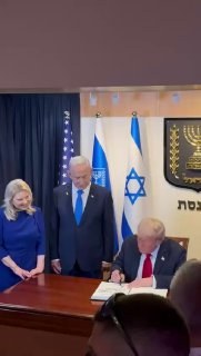 ״שחר של יום חדש״ • טראמפ חתם בספר האורחים של הכנסת...