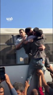 בעזה חוגגים את שחרורם של המחבלים ששוחררו בעסקה...