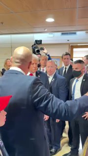 יושב-ראש הכנסת אמיר אוחנה העניק לנשיא טראמפ במתנה תמונה...