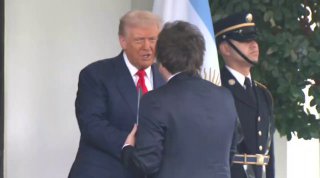 טראמפ נשאל ע״י כתבים כאשר קיבל את פניו של נשיא ארגנטינה בבית...