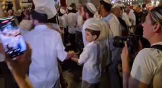 הקפות שניות בכיכר החטופים בתל אביב בהובלת ישיבת ״מעלה אליהו״...